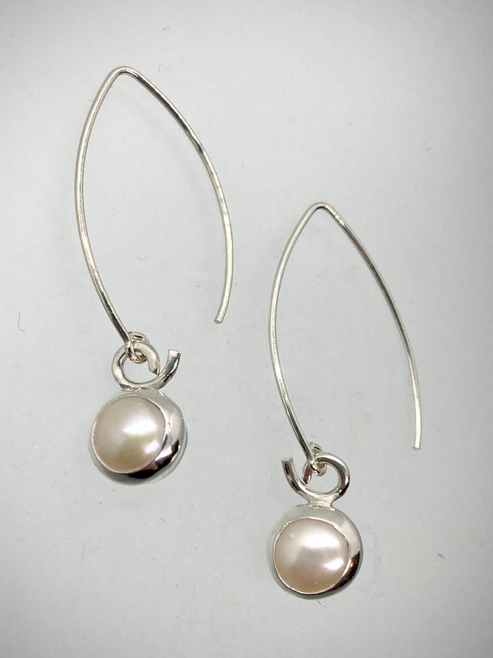 Sterling små pärlörhängen med långa örkrokar för wholesale av Morgan McGeehan Designs