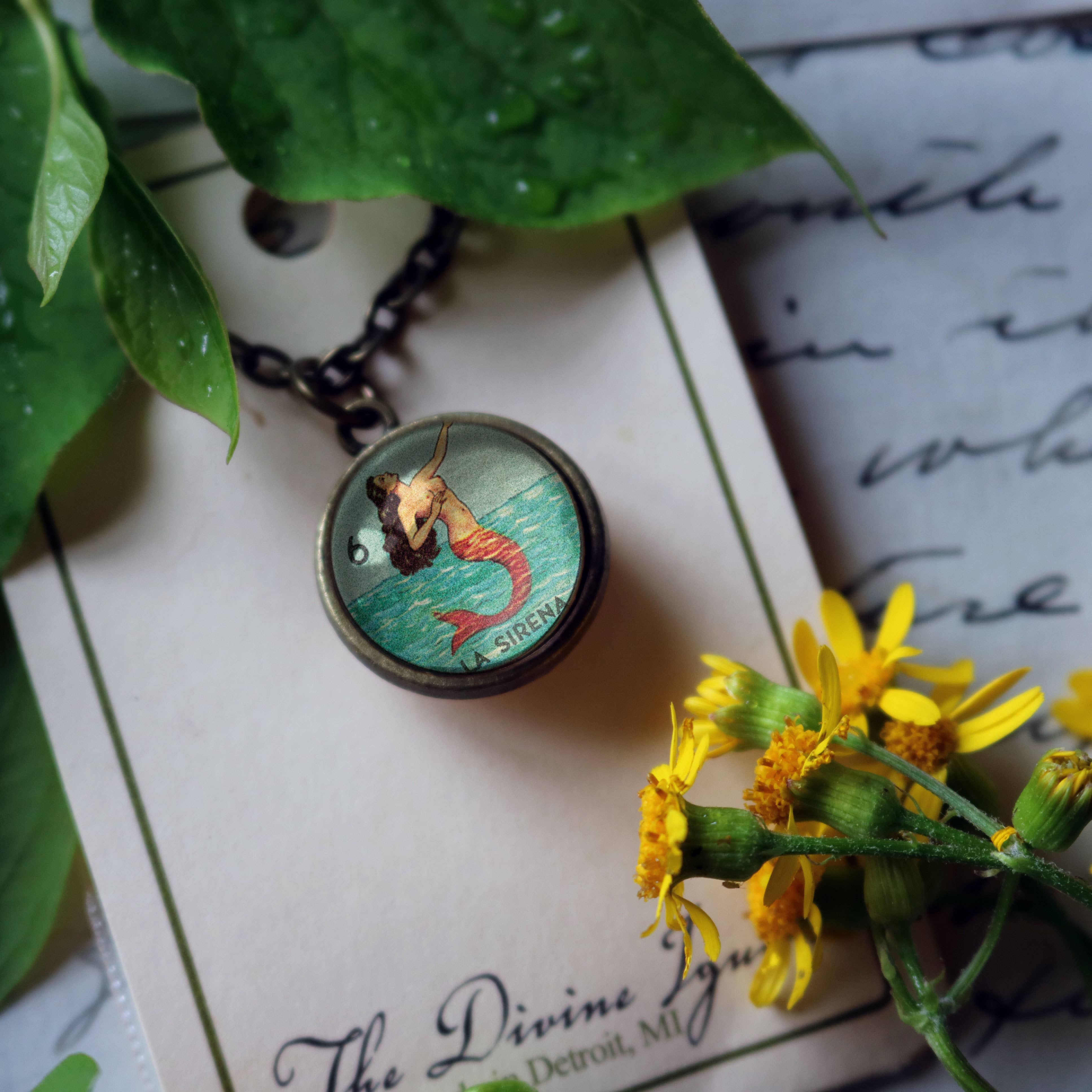 The Divine Iguana - Venta al por mayor Collares con colgantes/abalorios - Collar con colgante de sirena de Lotería, simple y reversible, de La Sirena1