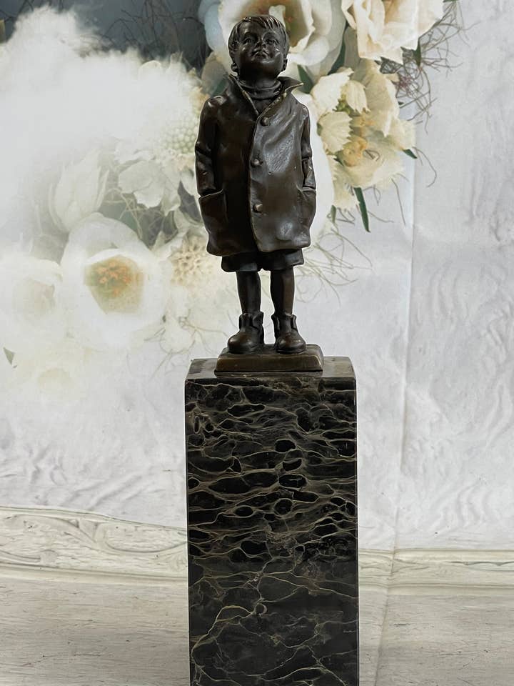 Serre-livres en bronze véritable Boy in Rain Figurine moulée à chaud pour la vente par Bronzhaus