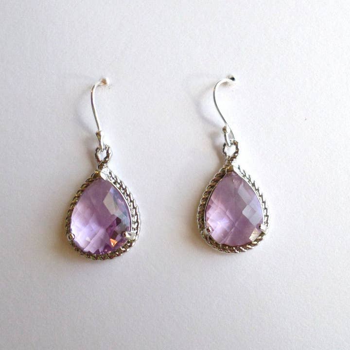 Boucles d'oreilles chandelier en lavande et argent - Boucles d'oreilles violettes - Boucles d'oreilles en or - Bijoux en pierre de naissance - Boucles d'oreilles en améthyste - Saint-Valentin pour la vente par The Wandering Dandelion