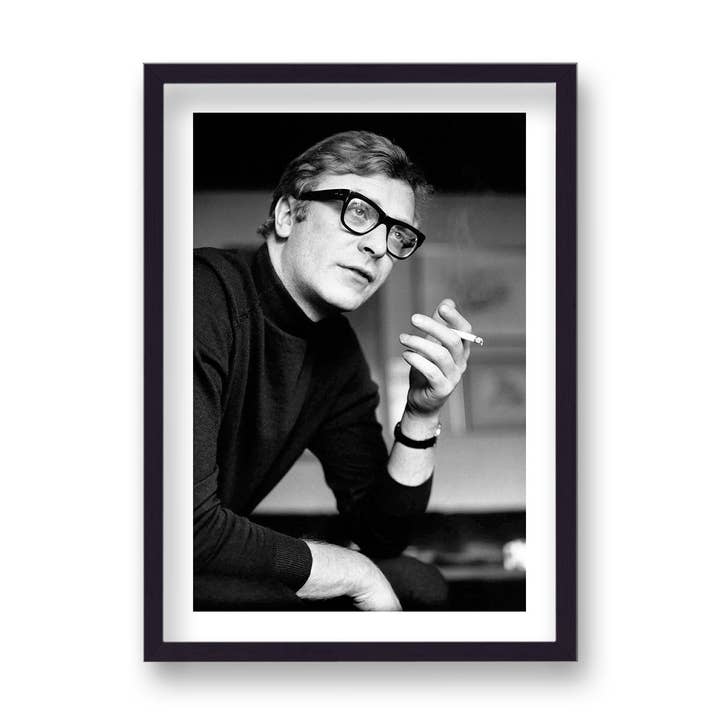 Michael Caine-porträtt i konversation röker cigarett Vintage ikontryck för wholesale av Gallery Print and Art