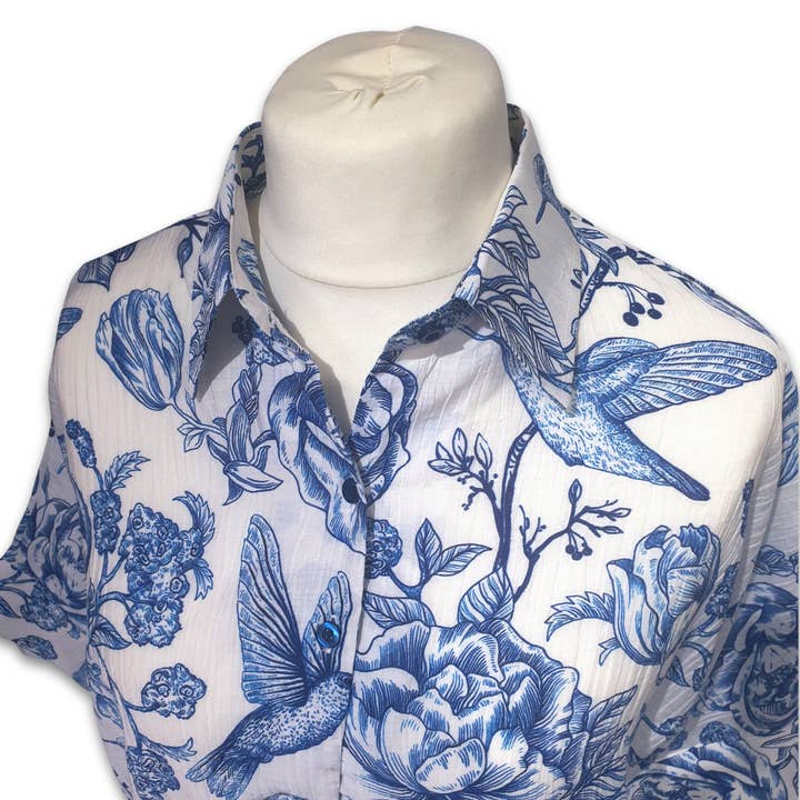 Haut chauve-souris imprimé colibri bleu Grenouille Ladies pour la vente par Salamander Shirts Ltd