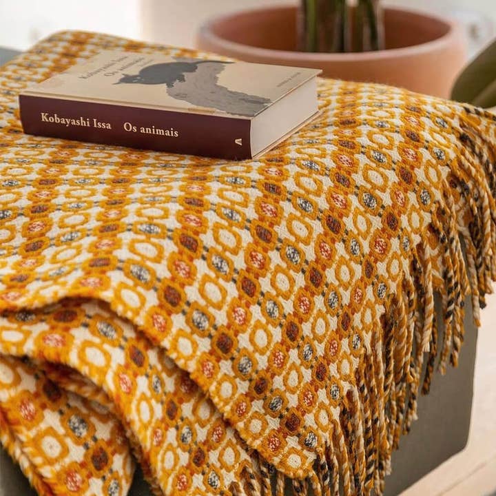 Manta Vintage 1974 and other Purchase Wholesale têxteis. Free Returns & Net 60 Terms on Faire trending on Faire.