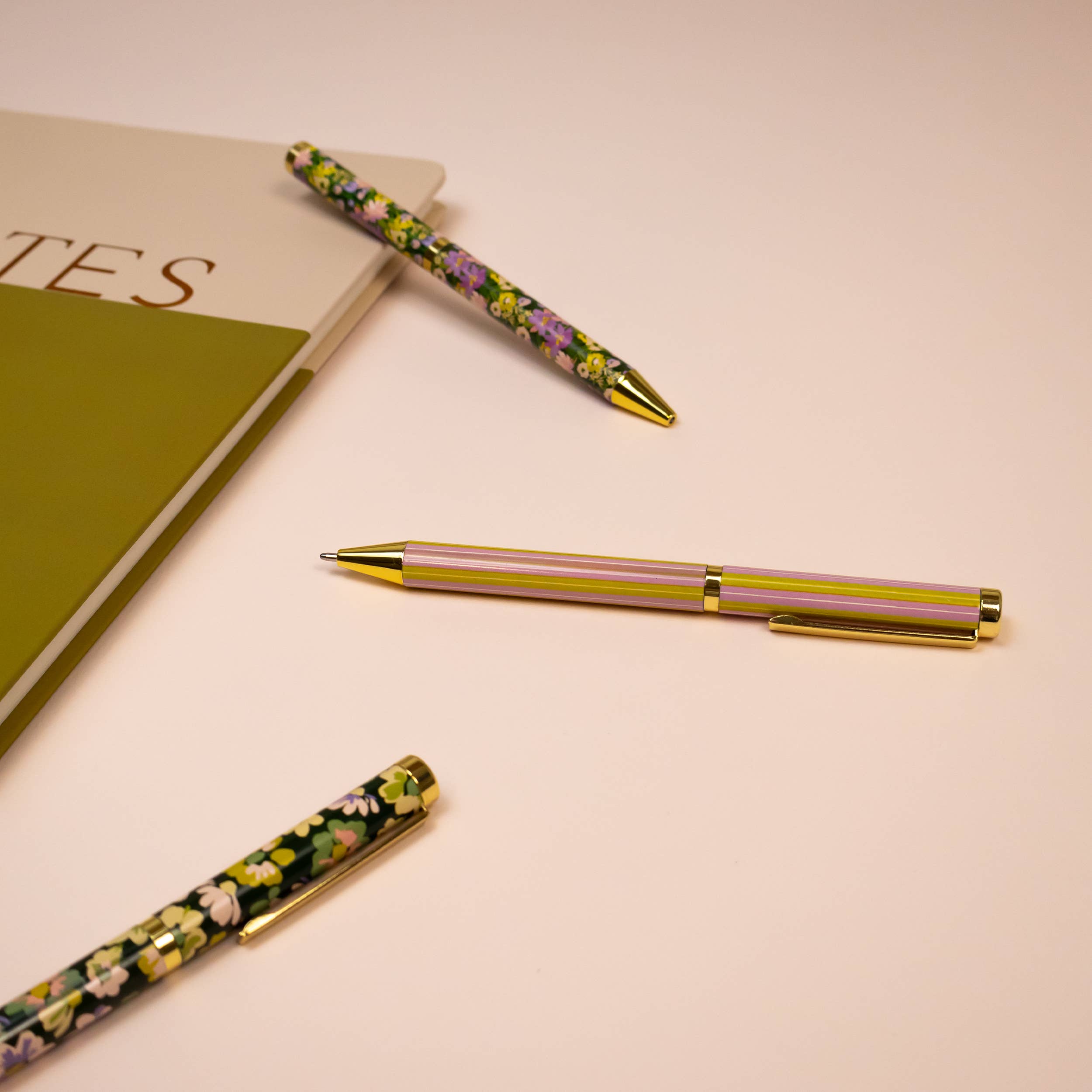 Robert Frederick Ltd - Vente Stylos - Stylo-bille Willow and Belle à motifs assortis en coffret cadeau – lot de 3 stylos6