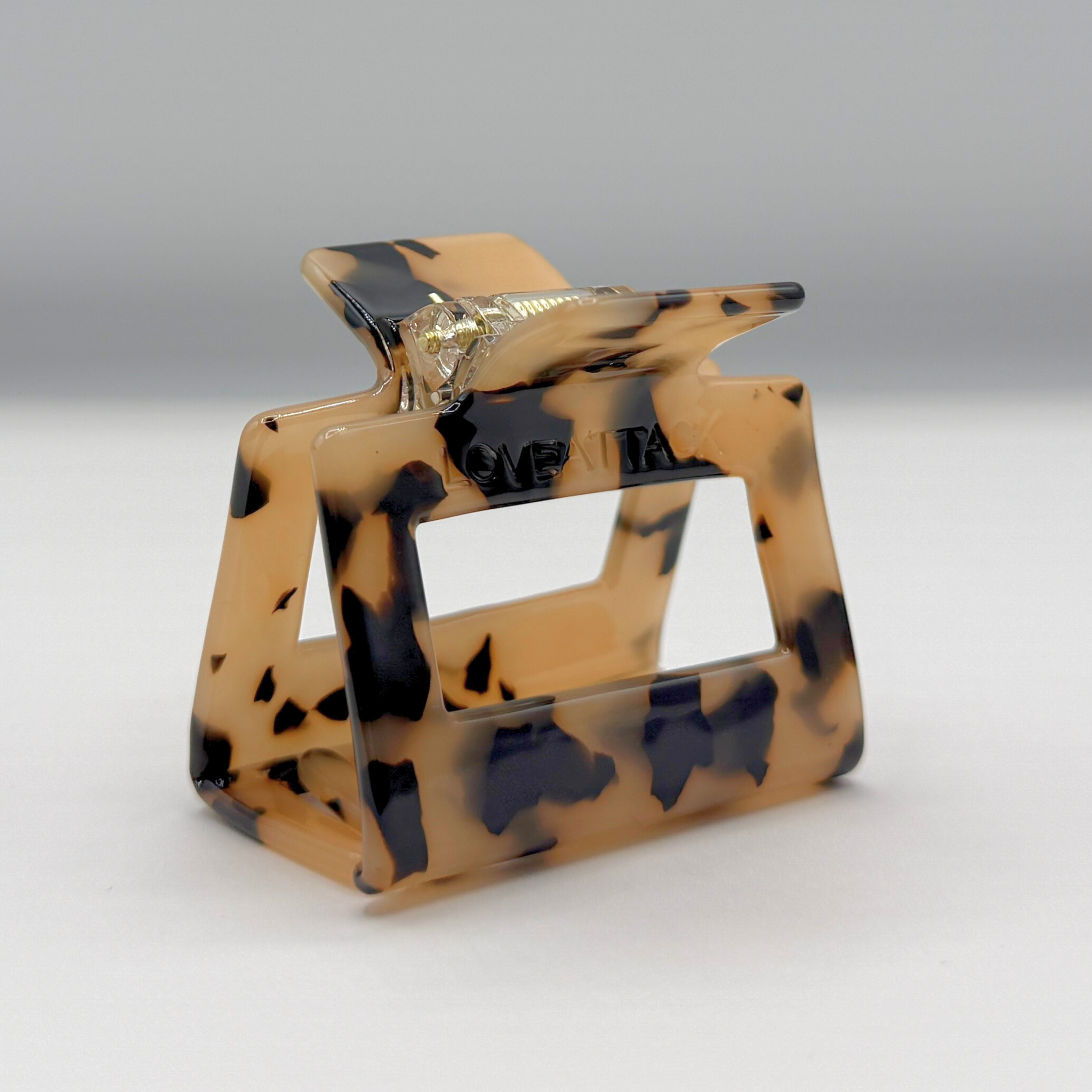 Love Attack - Wholesale Hair Clip - Women's - Raya Cellulose Acetate Hair Claw Clips48