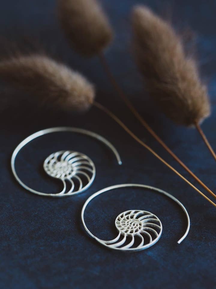 Conjunto de 2x Brincos em Espiral de Concha Nautilus em Prata Esterlina (15% de DESCONTO) por atacado de Meelah Collections