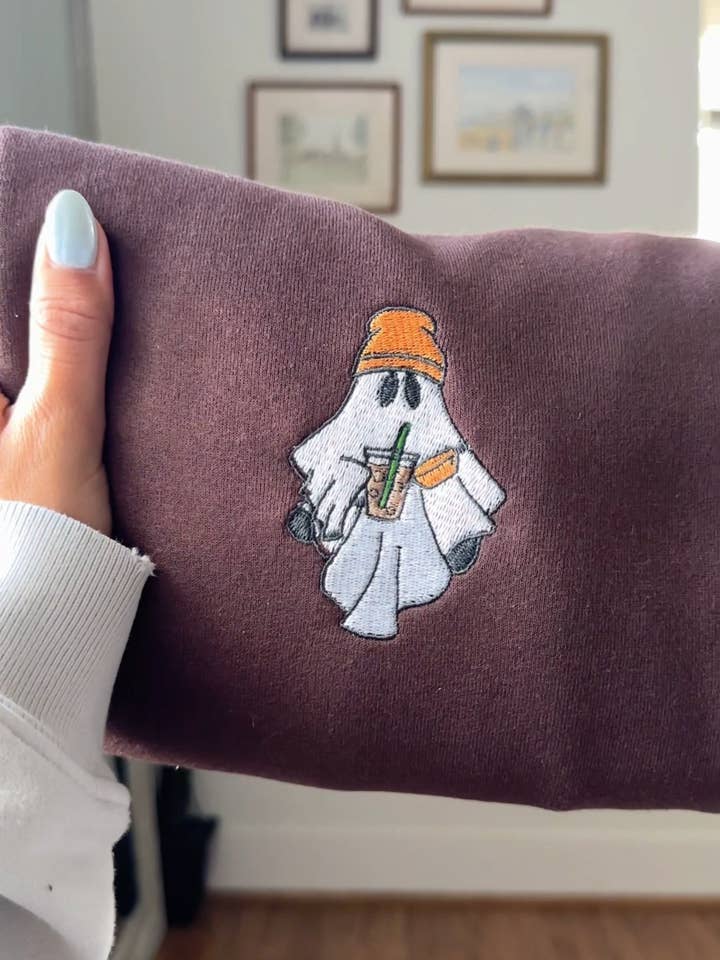 ☕ Sweat-shirt brodé Coffee Ghost (plusieurs couleurs) pour la vente par Relic96