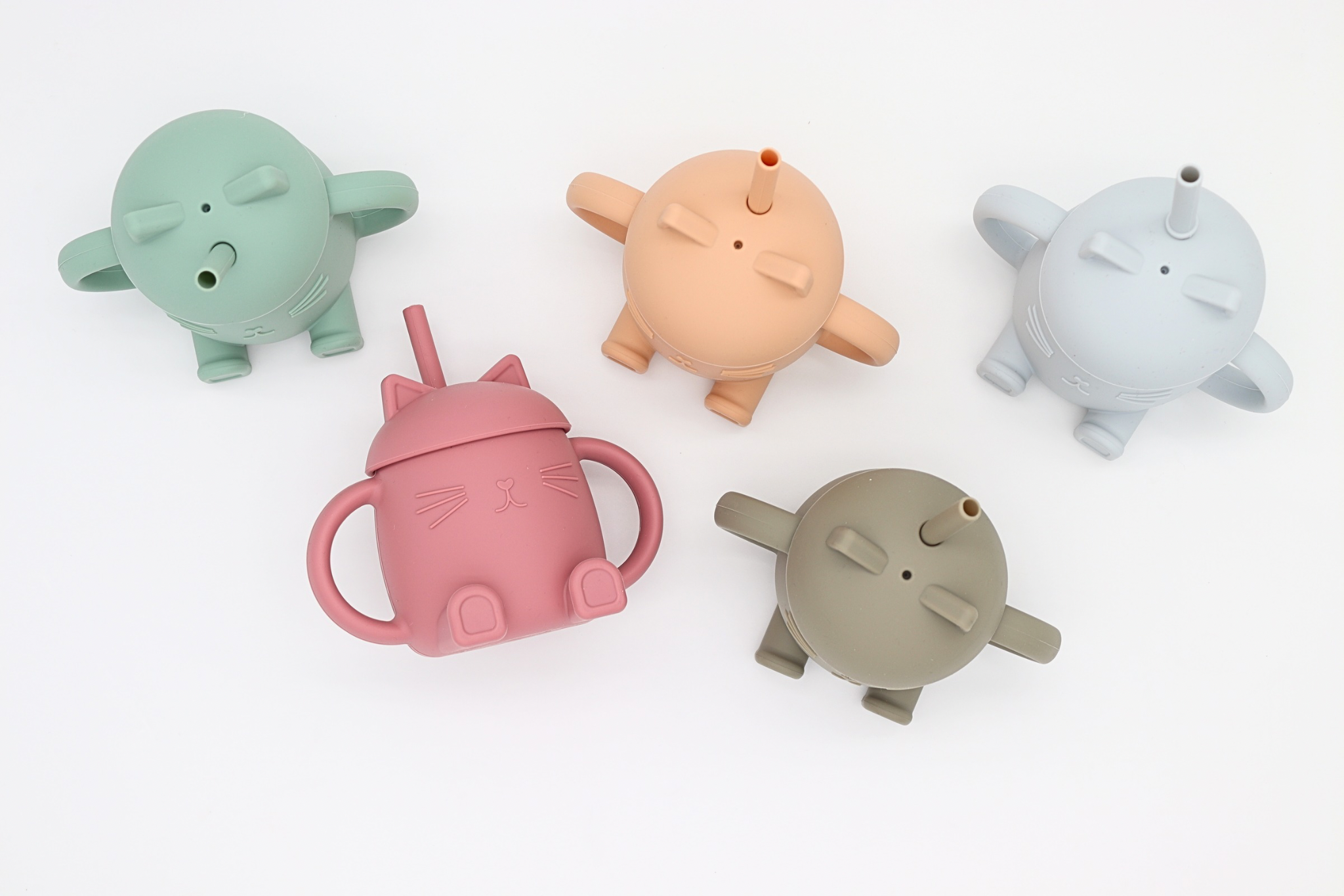 ChoO – wholesale Dricksglas och koppar – Barn och baby – ChoO Chatty mjuksilikonmugg med kattmotiv och integrerat sugrör2