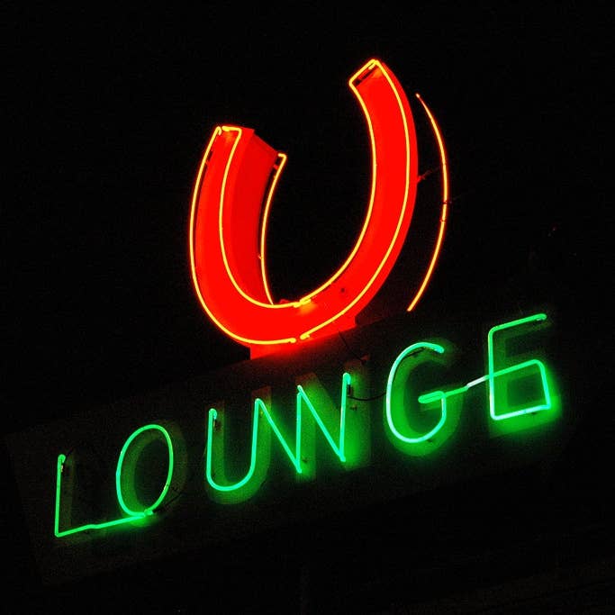 Horseshoe lounge for engroshandel hos Ann Woodall Studios