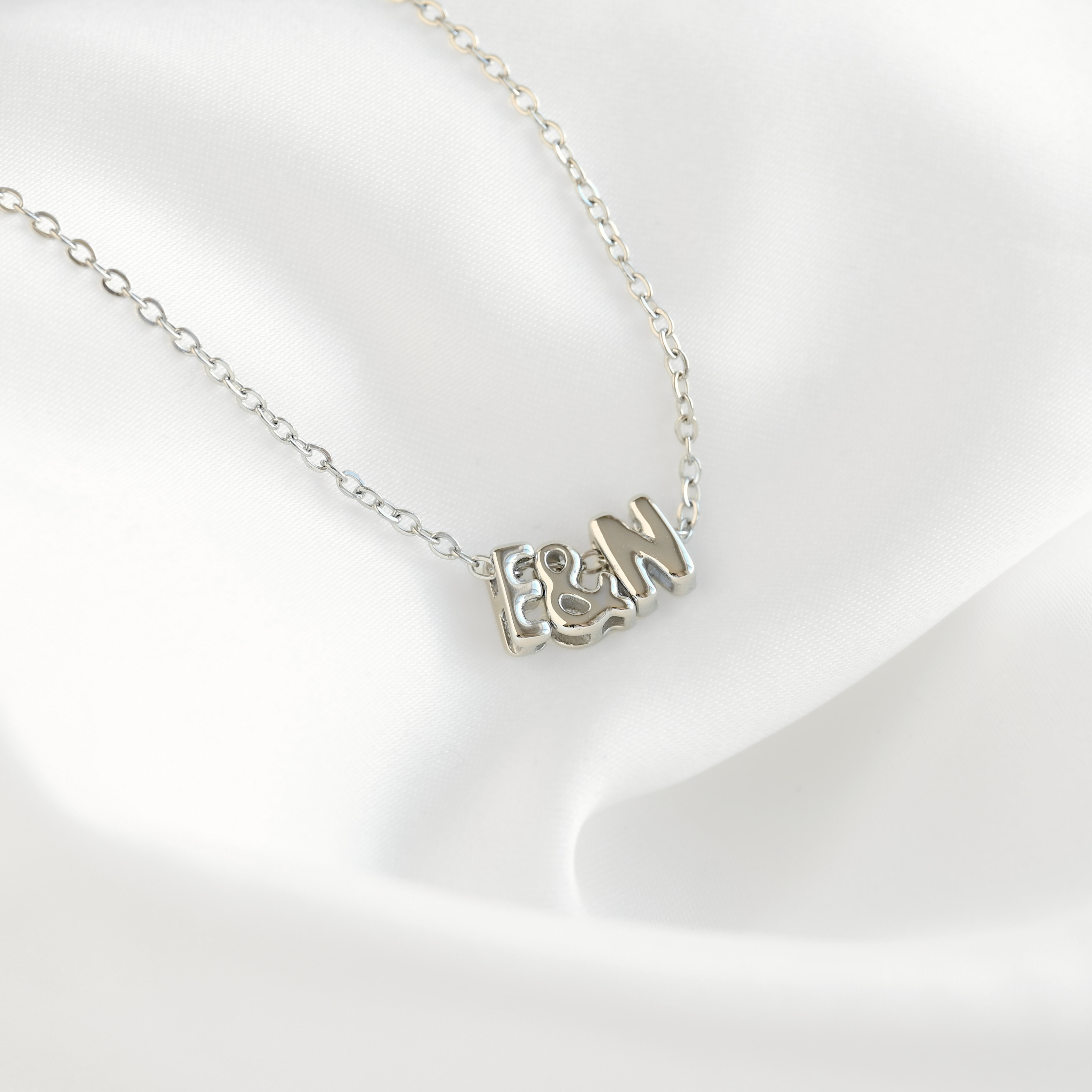 Blueyejewelry – wholesale Hänge-/berlockhalsband – Bubble Letter Halsband – Anpassat namn med små ballongbokstäver5