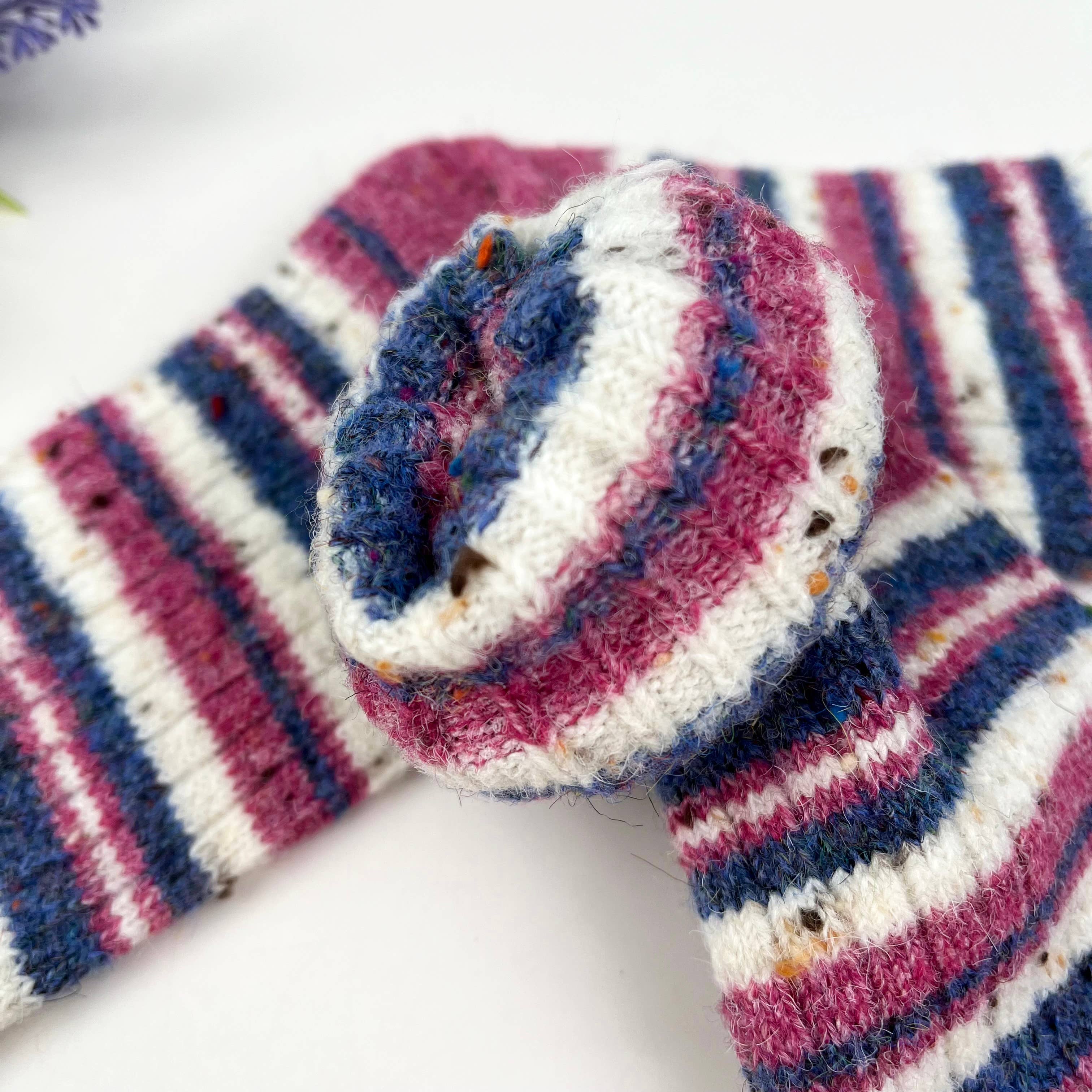 Red Warme, gestreifte Wollsocken in der Wadenmitte für den Großhandel auf Faire4