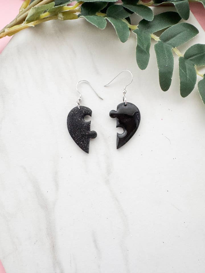 Svart hjärta pusselbit lera örhängen : Polymerlera för wholesale av Mountain Made Clay - Handmade Polymer Clay Earrings