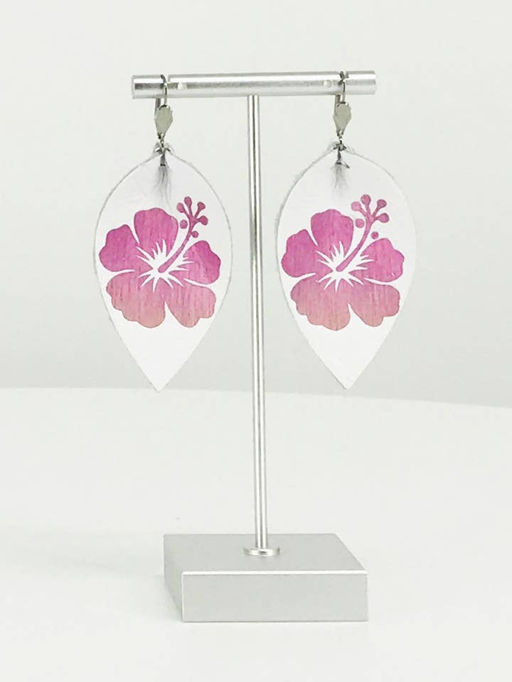 Gradient färg hibiskus blomma läder örhängen för wholesale av Magnolia & Peach Jewelry Boutique, LLC