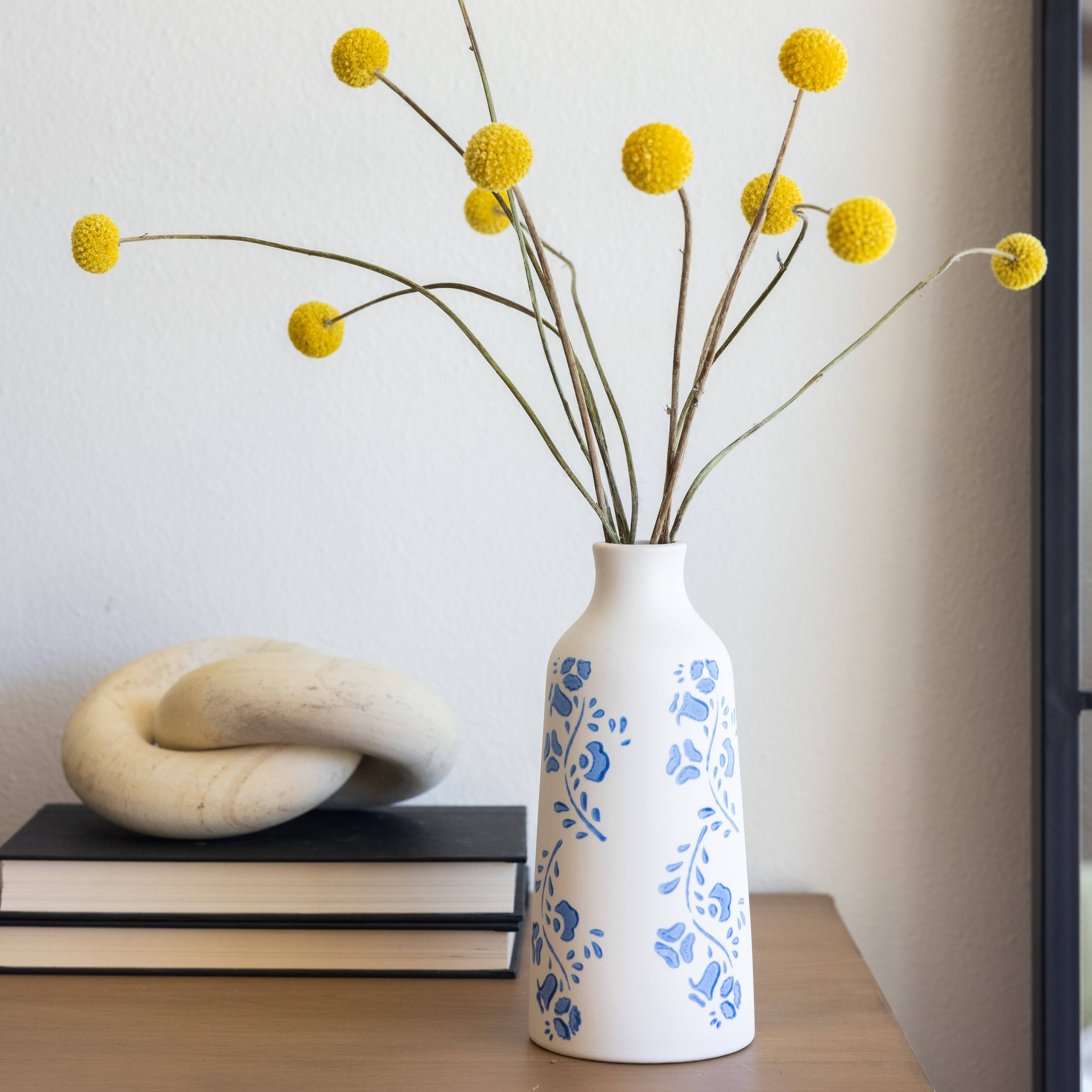 Flora Bunda Inc – wholesale Vase – Blue & White Floral Ceramic Vase3