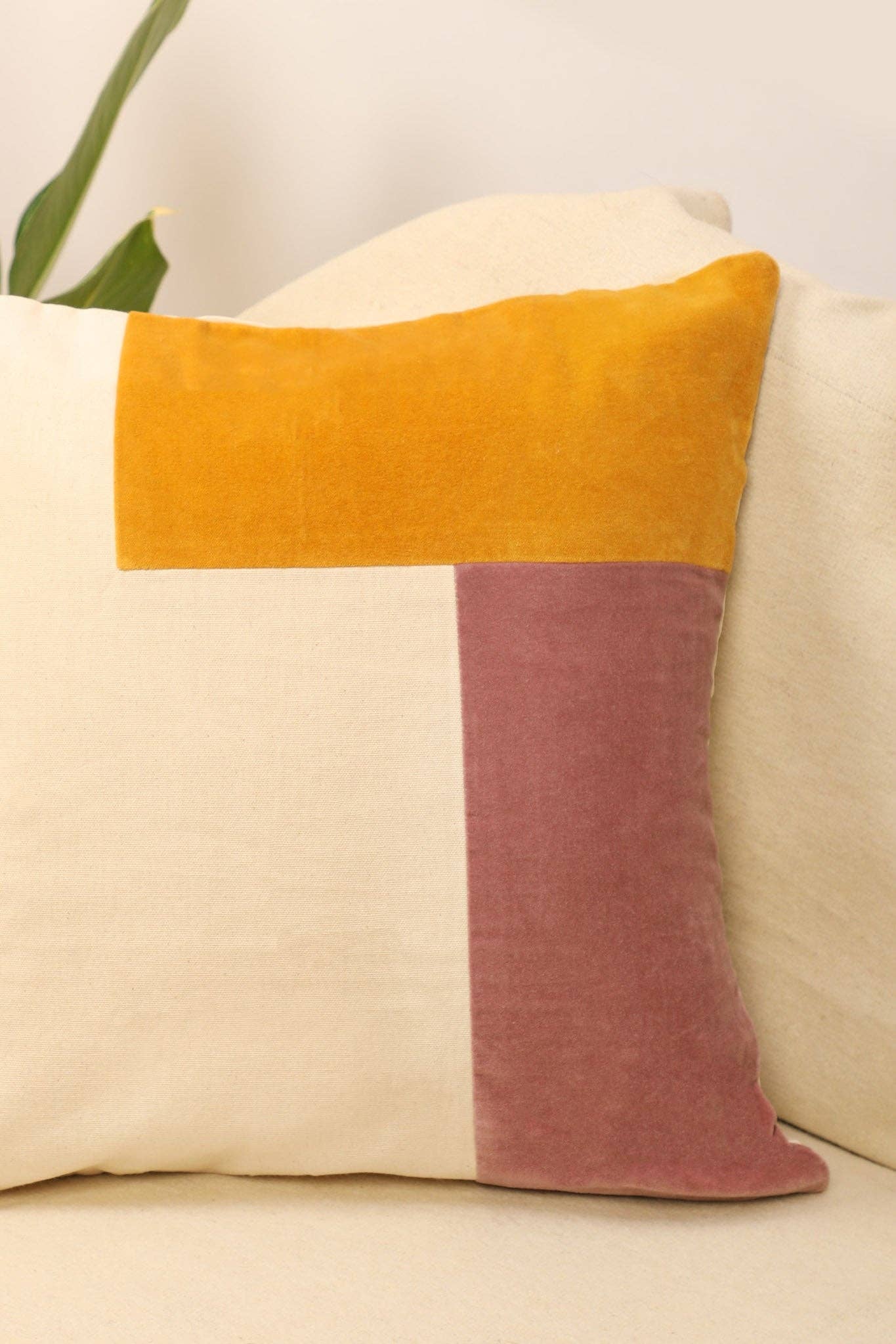 House of cotton – Engroshandel Pyntepudebetræk – Velvet pudebetræk 45x45 cm – Abstrakt geometrisk dekorativt pudebetræk til sofa, seng & stue – Kvadratisk pudebetræk (sennep & pink, 2-pak)1