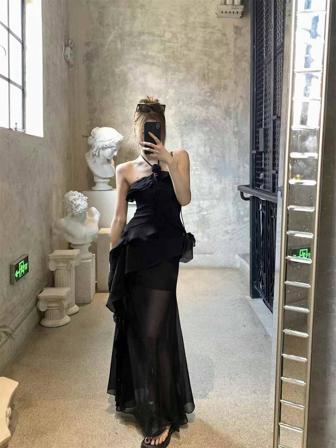 Preto Top de folhos estilo halter com detalhes rosie para venda a revendedores na Faire6