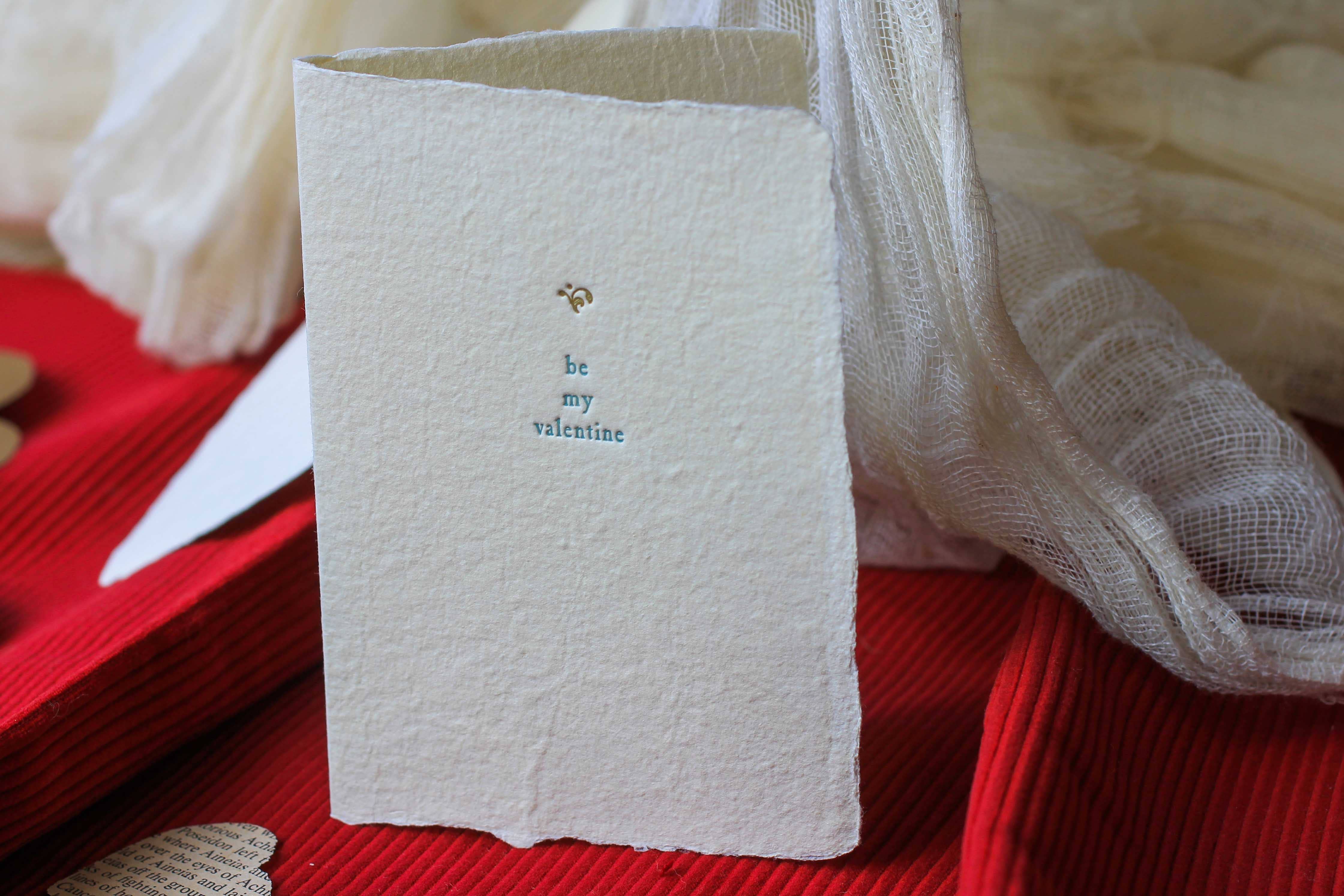 Oblation Papers & Press - Venta al por mayor Tarjetas de San Valentín - Tarjeta tipográfica Be My Valentine Small Salutations1