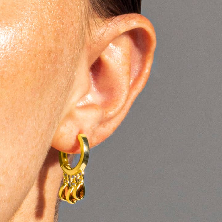 Luxenter - Wholesale Dangle Earrings - Pendientes de Circonita Esmeralda acabados en oro amarillo de 18k - Atzul3