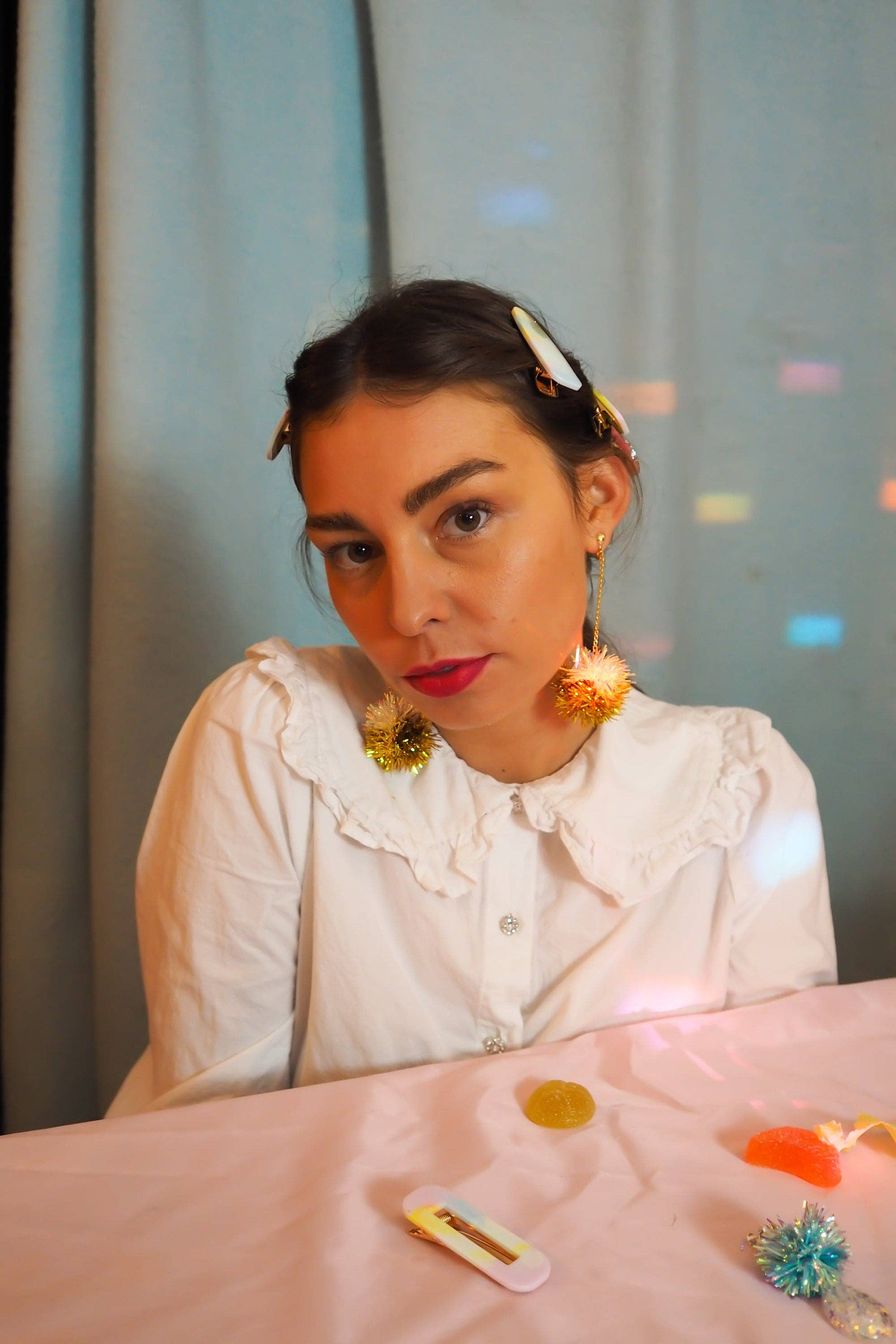 Fat Pom Poms - Vente Boucles d'oreilles pendantes - Mini boucles d'oreilles scintillantes irisées et dorées3