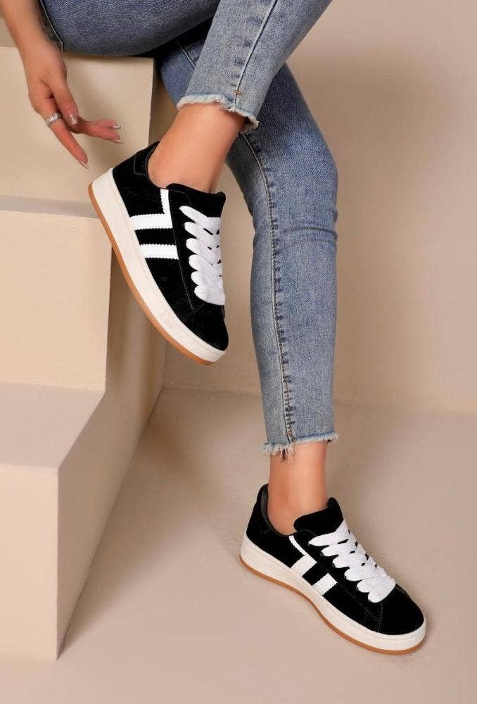 Joia Paris – wholesale Vardagssneakers - Dam – Trendy damsneakers med platt sula, snörning och dubbel rem BM-11010