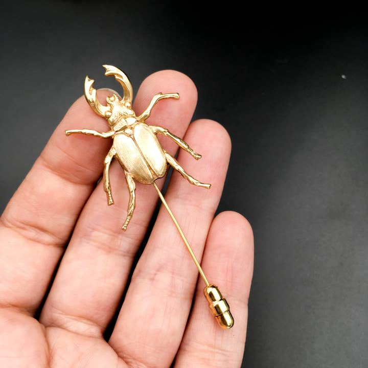 Metal Cloth & Wood - Venta al por mayor Botón/prendedor - Alfiler de insecto escarabajo de ciervo dorado, regalo perfecto para el novio o los padrinos de boda
