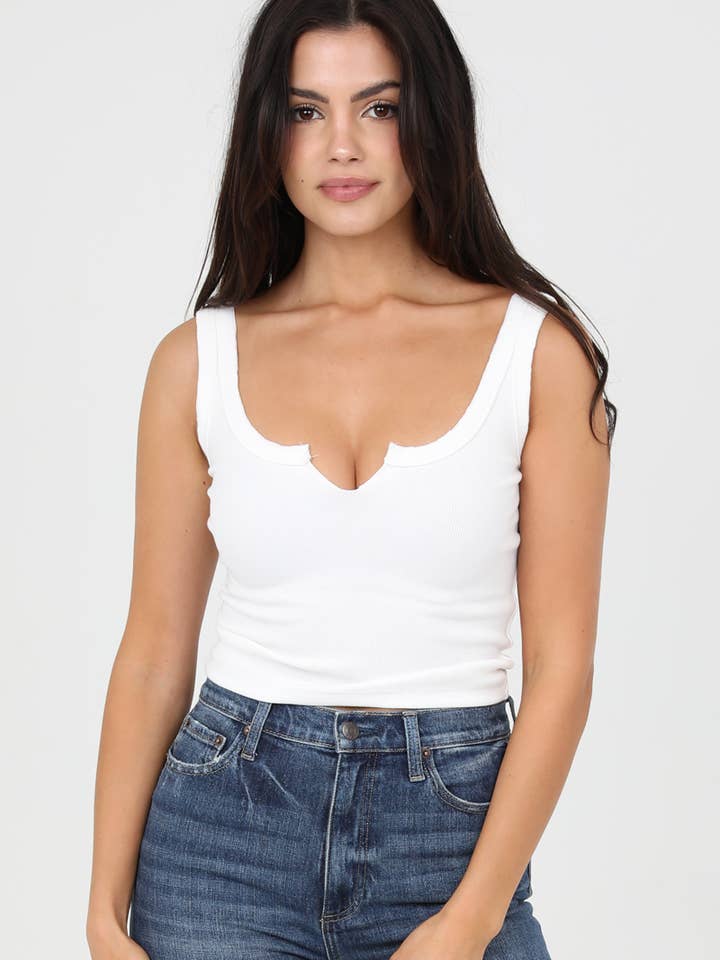 DÉBARDEUR EN TRICOT CÔTELÉ À COL CRANTÉ X2DF9-ASIS pour la vente par ANGIE