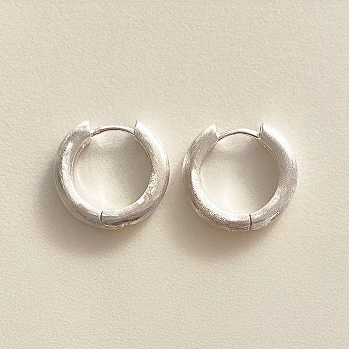 Sterling sølv tidløse chunky matte huggie hoop øreringe for engroshandel hos Cult Mystique