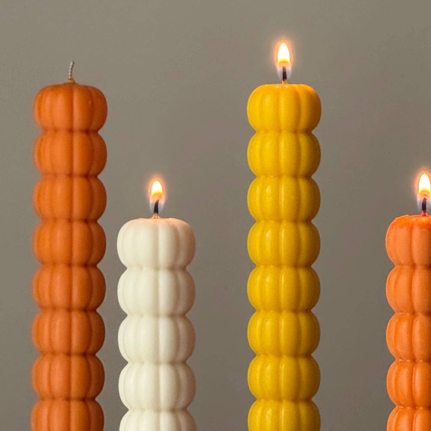 Estelle Studio - Vente Bougies/bougeoirs coniques - Bougie effilée en cire de soja coulée à la main en forme de citrouille : Décoration d'Halloween1