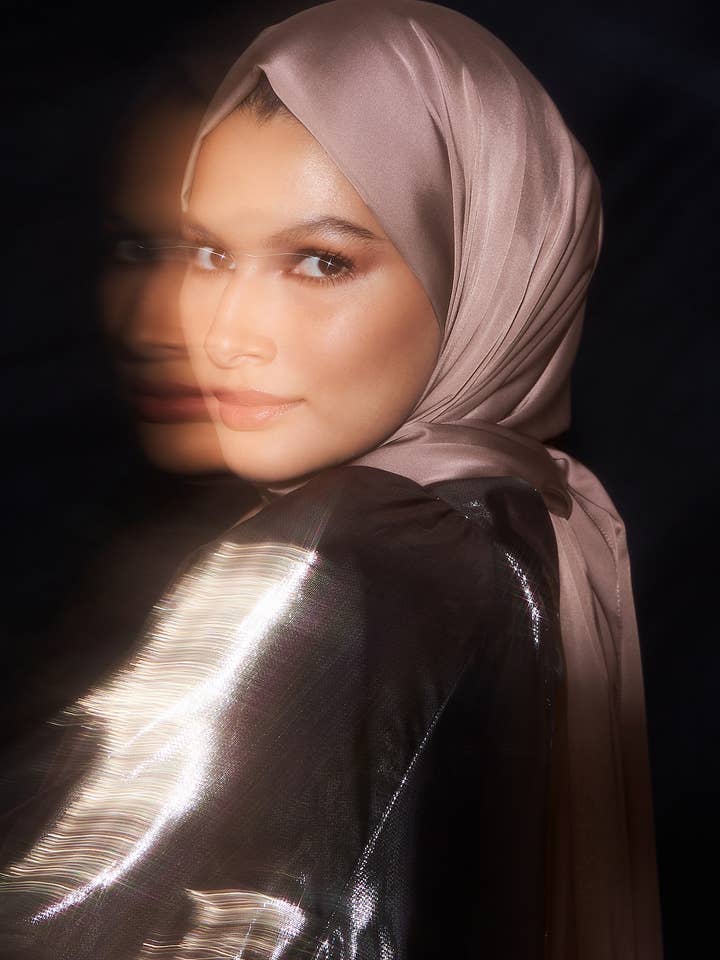 Hijab en satin parfait - Taupe rose pour la vente par Haute Hijab