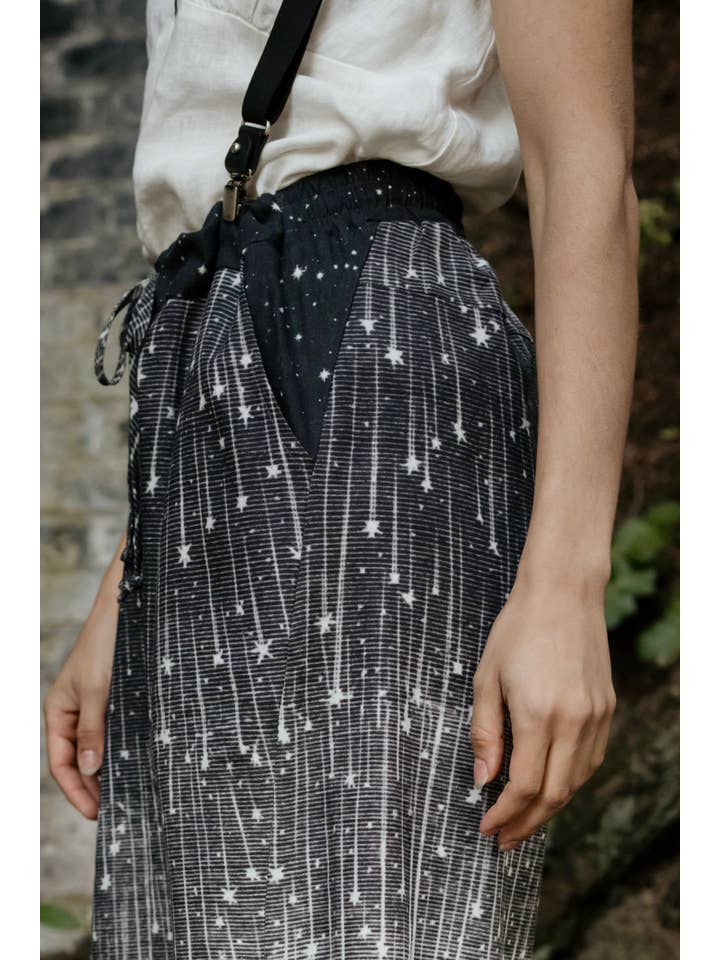 Market of Stars (USA) – Calças - Mulher por atacado – Calças Artista Curtas de Linho Stargazer com Estampa de Estrelas Cadentes7