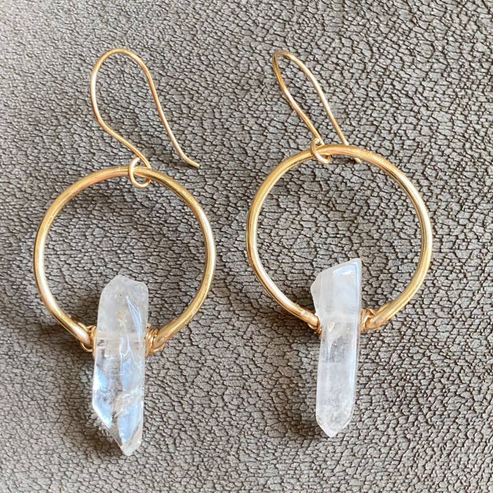 Orecchini a cerchio in quarzo e cristallo con pendenti in oro martellato per la vendita all'ingrosso da parte di Marble Designs Jewelry