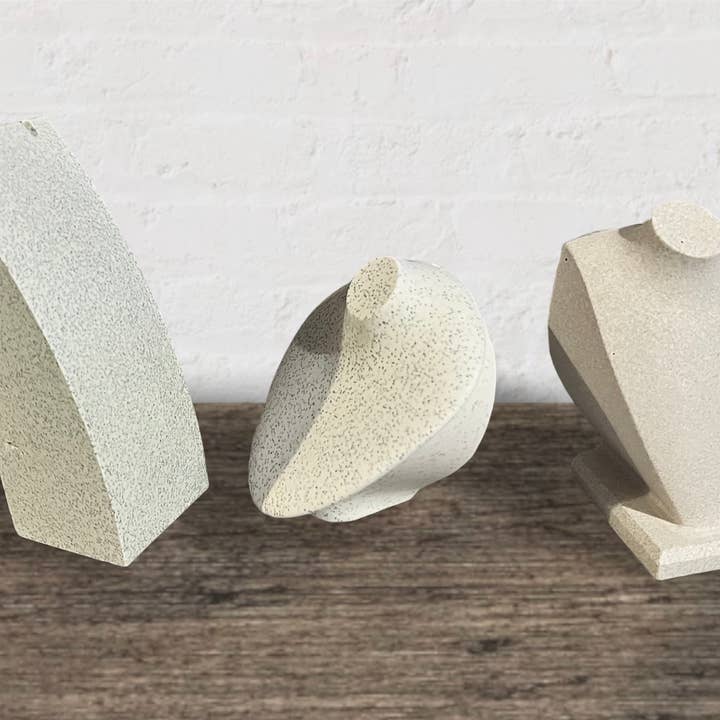 EMB Pretty – wholesale Smyckesmonter – Halsbandsdisplay med fläckigt stenutseende i jesmonite6