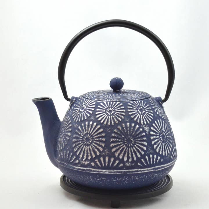 Théière en fonte Hani de 1,2 L, bleu/argent pour la vente par Ja-Unendlich
