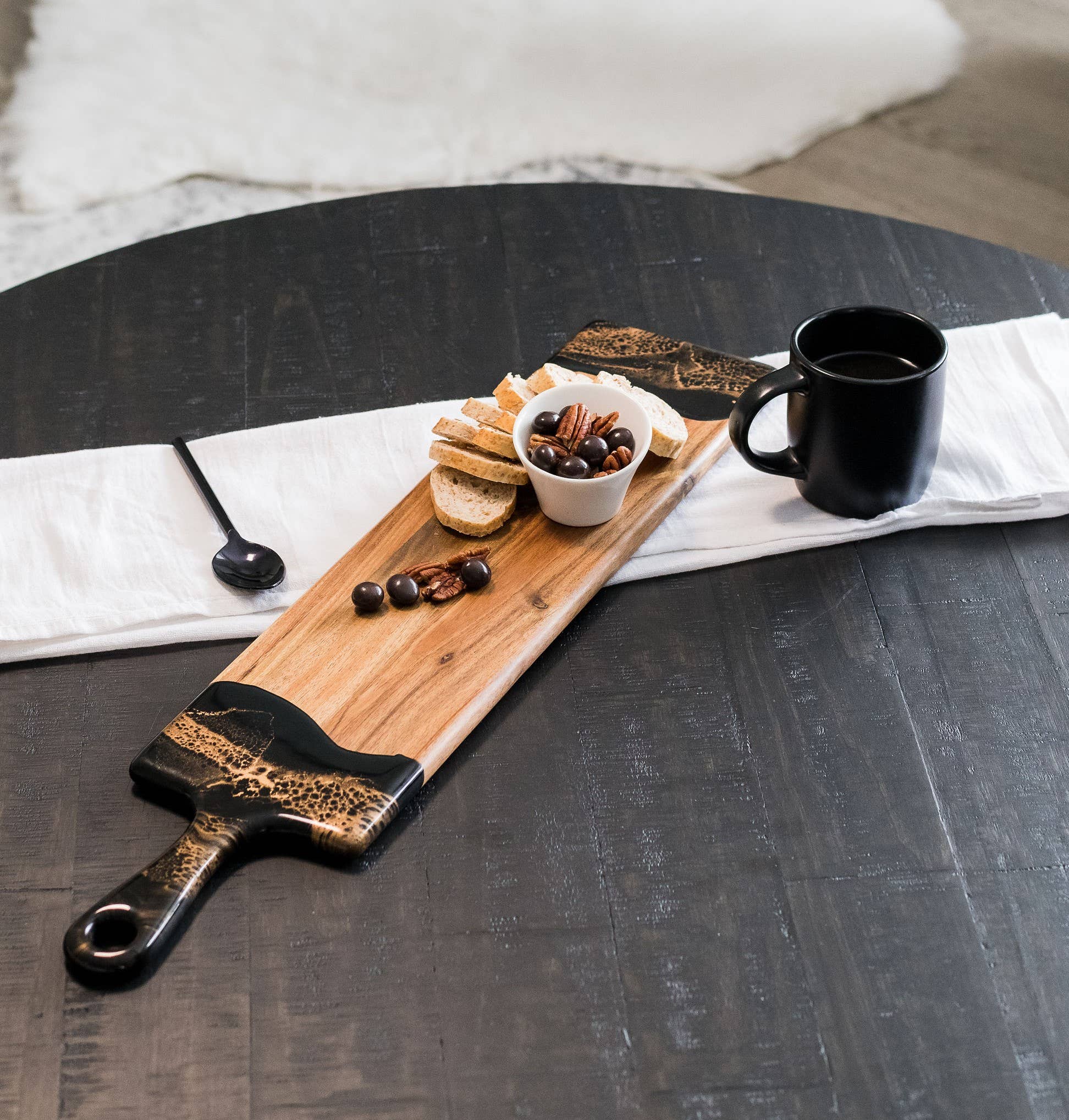 Lynn & Liana Designs EU - Wholesale Cheese Board - Handmade Resin Cheeseboard - Baguette 13x61 cm3