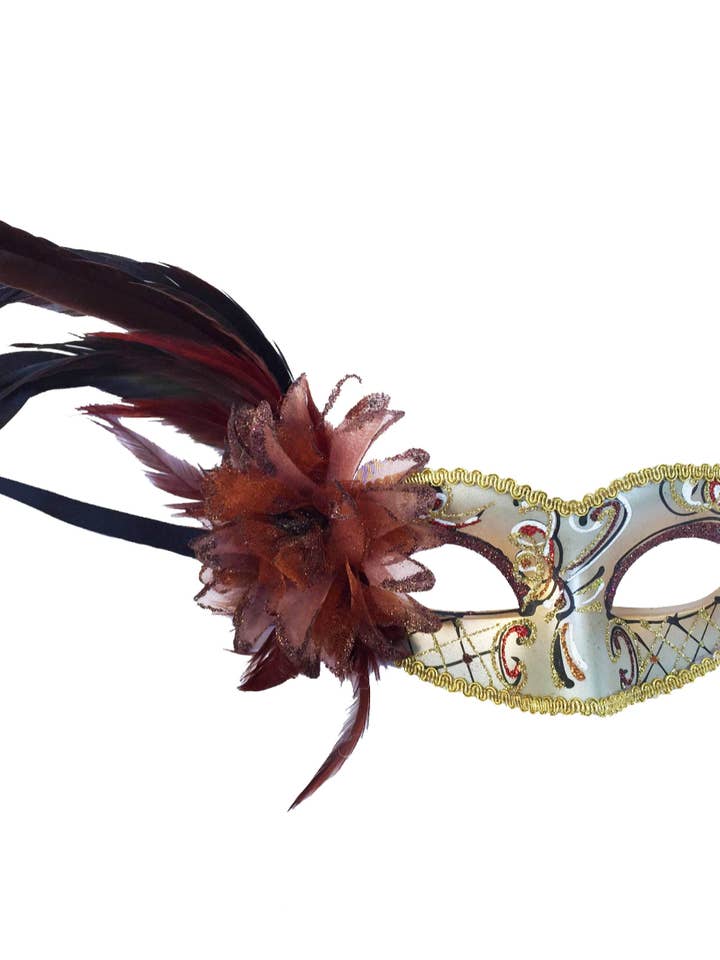 Ojal de estilo victoriano con espirales, flores y plumas laterales para venta al por mayor de Mardi Gras Creations