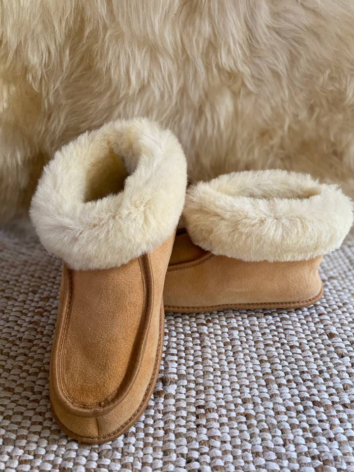 East Perry - Wholesale Slippers - Women's - SHEEPSKIN SLIPPERS WHITE FUR WITH SOLE