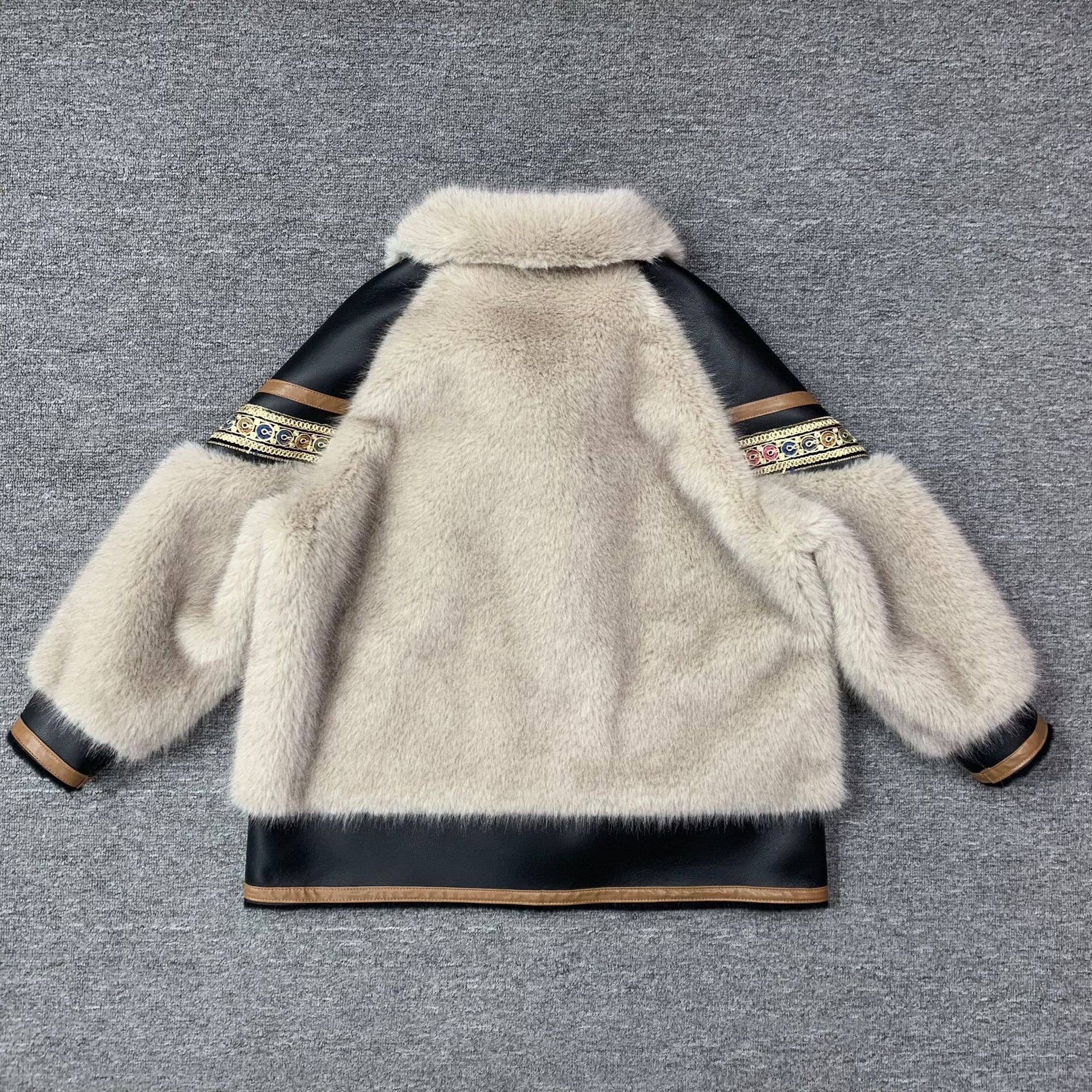 Colore come immagini SY293 Cappotto in ecopelliccia ricamata elegante invernale da donna in vendita all'ingrosso su Faire6