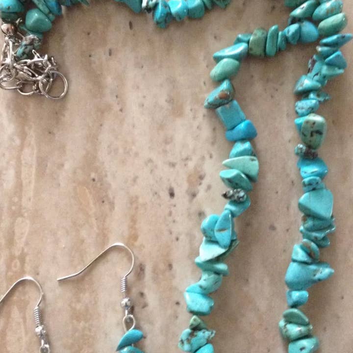 18 inch turquoise chip necklace with matching earring set for wholesale by Siman International Inc.