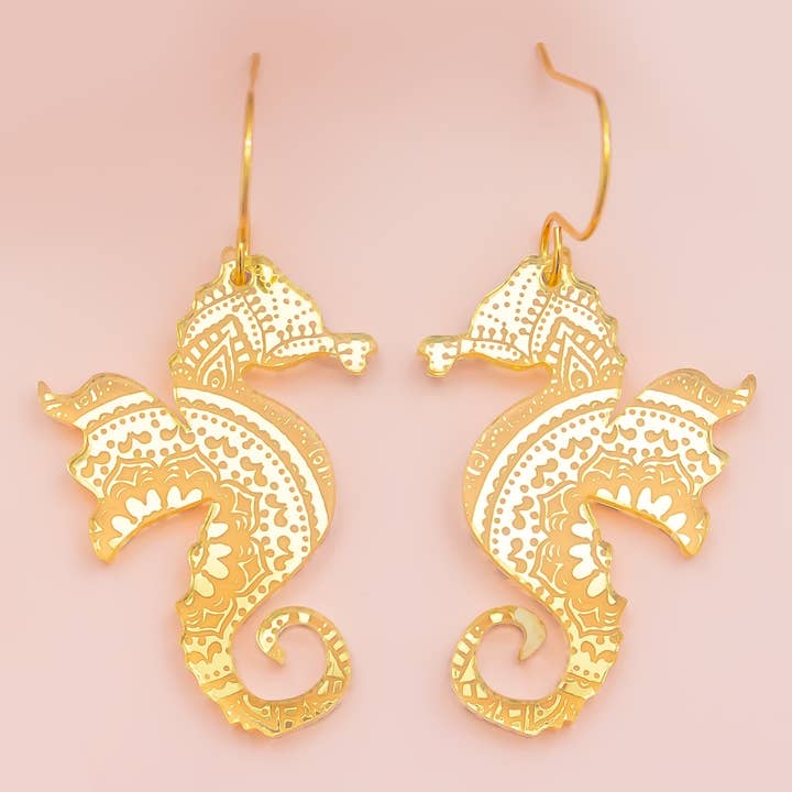 Boucles d'oreilles hippocampe mandala dorées pendantes acryliques faites à la main pour la vente par Momenti di Vita