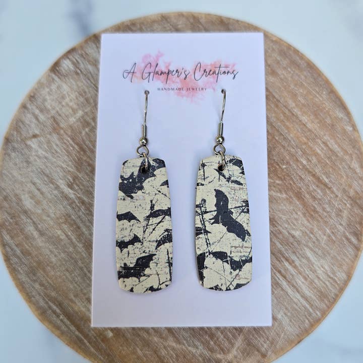 Orecchini in pelle a forma di pipistrelli sbiaditi di Halloween Mini Bar per la vendita all'ingrosso da parte di A Glamper's Creations LLC