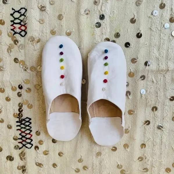 π‘ White Decorated Leather Babouche β Handmade Moroccan Slip for wholesale by High crafty