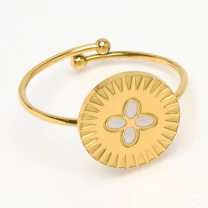 Anillo de acero inoxidable dorado esmaltado con flores blancas, ajustable. para venta al por mayor de By Sookay