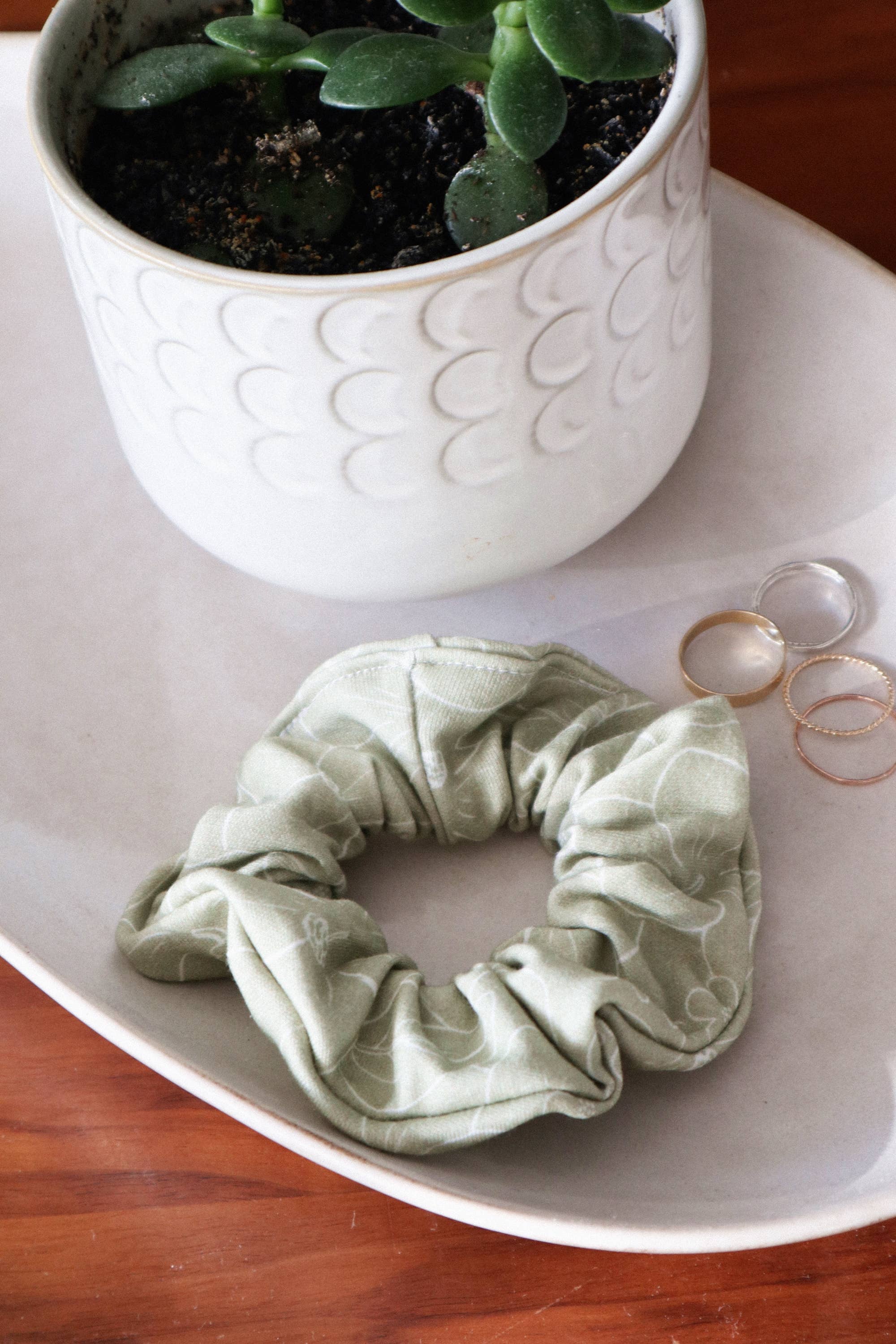 Freon Collective – wholesale Scrunchie - Dam – Ekologisk Bomull Hår Scrunchie - Olive Florals3