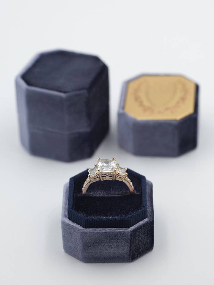 Le single Colette Bevel pour la vente par The Mrs. Box