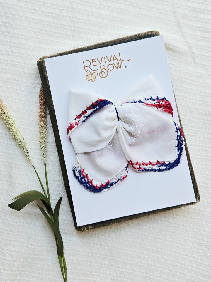 Fiocco Vintage su Fermaglio con Fazzoletto • Bordo Patriottico per la vendita all'ingrosso da parte di Revival Bow Co.