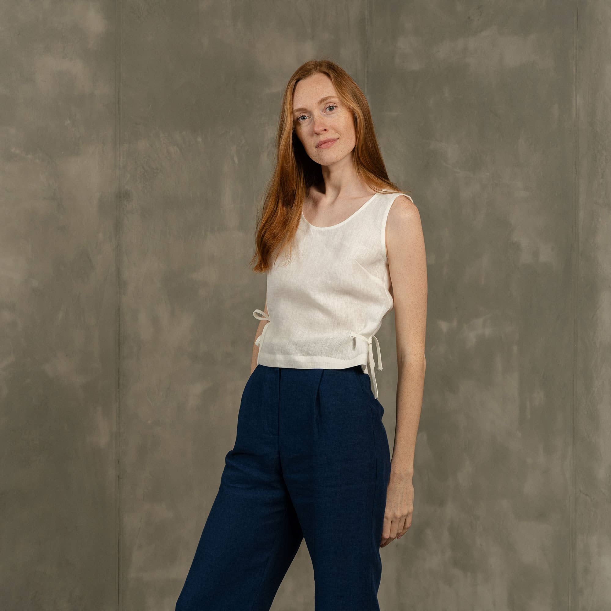 menique – wholesale Blus - Dam – Linne Crop Top med Sidoband Audrey - Vit Sommarlinne8