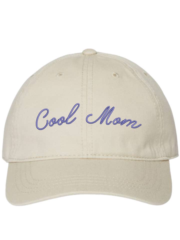 Chapeau brodé "Cool Mom" pour la vente par Cowboy Stargirl