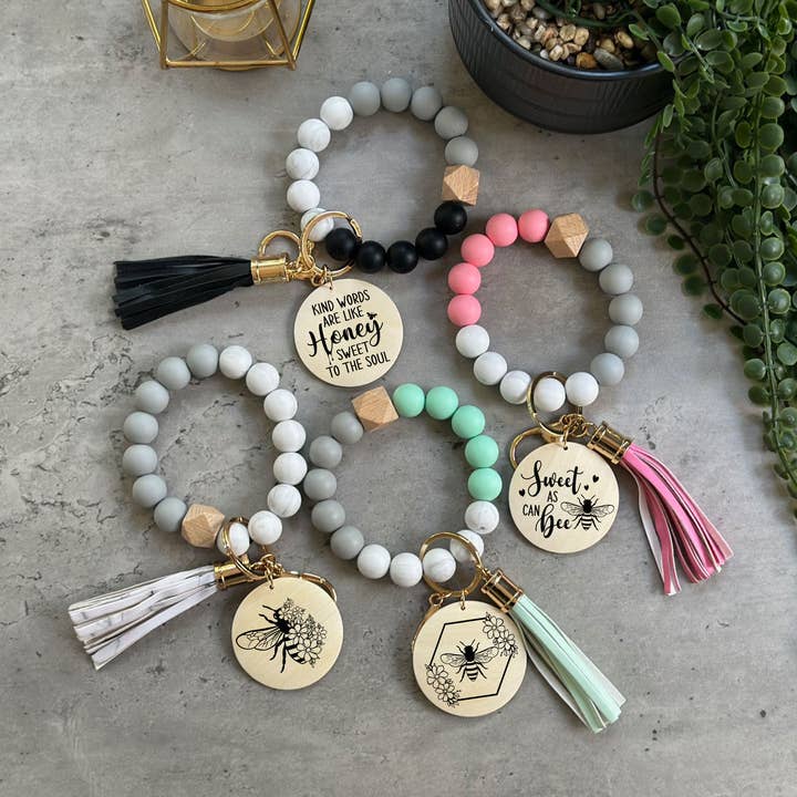 Schlüsselanhänger mit Perlenarmband — Bumble Bee für den Großhandel von Teele and Co.