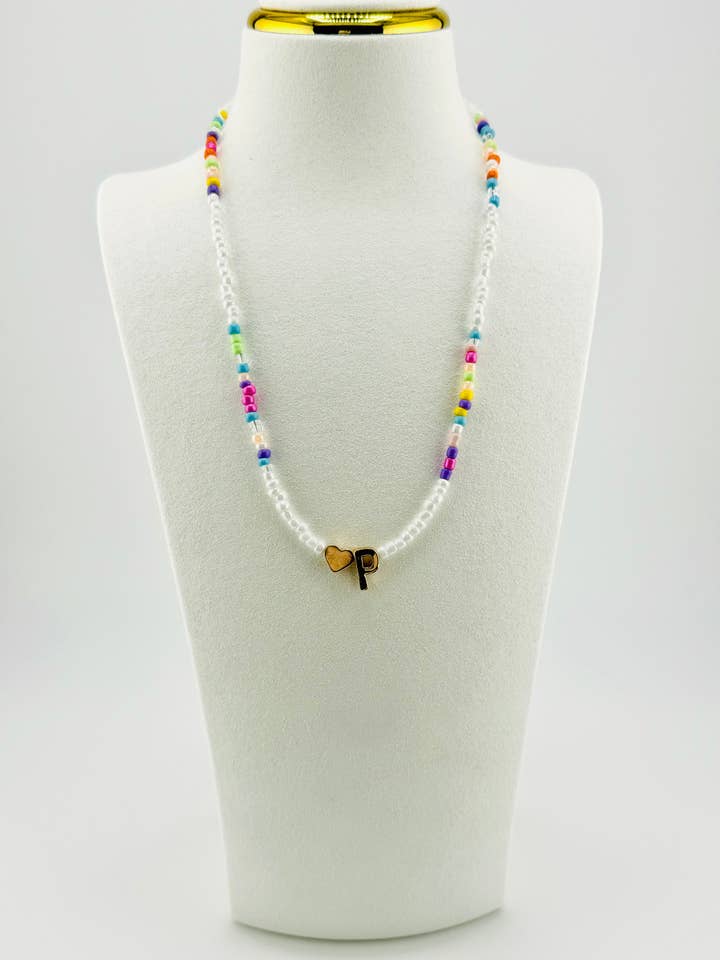 Collar Initial con cuentas en P en colores blanco y pastel para venta al por mayor de Bella Blu Designs