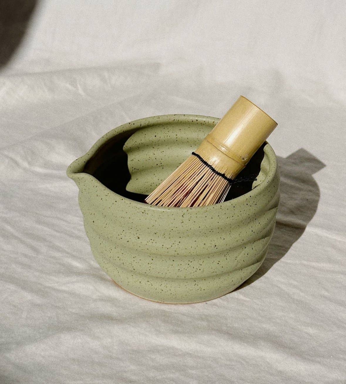 Pepper Stone Ceramics – Engroshandel Skål – Matcha skål i hånddrejet stentøj med tud6